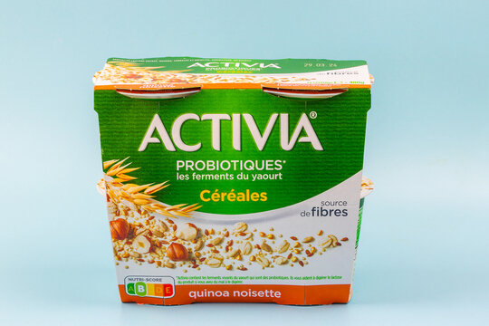 pack de 4 yaourts aux c&eacute;r&eacute;ales de marque Activia isol&eacute; sur un fond bleu