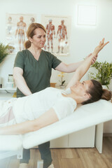 Obraz na płótnie Canvas female therapist in massage cabinet conducting examination