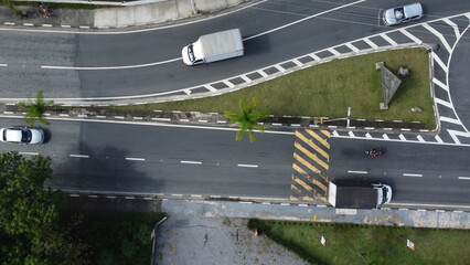 Visão aérea do trânsito de veículos na cidade de Mogi das Cruzes, SP, Brasil
