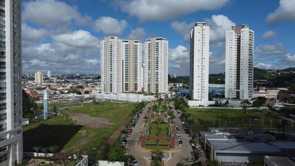 Trecho urbano da cidade de Mogi das Cruzes, SP, Brasil vista do alto por um drone em 2024 - obrazy, fototapety, plakaty