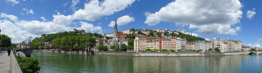 Fototapeta na wymiar Panorama quai de Saône à Lyon, colline de Fourvière, basilique de Fourvière, Vieux Lyon, église Saint Georges