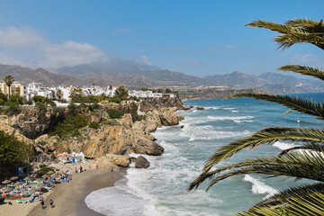 Wakacje, mała turystyczna miejscowość Nerja, Hiszpania. Andaluzja, Costa del sol. Wybrzeże, Morze Śródziemne. Krajobraz wakacyjny. 