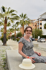 Szczęśliwy senior na wakacjach, dojrzała kobieta na emeryturze, seniorka relaksuje się na urlopie, starsza kobieta podróżuje, Hiszpania, Costa del Sol.