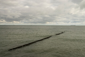 Linia falochronu na spokojnym morzu © Sebastian