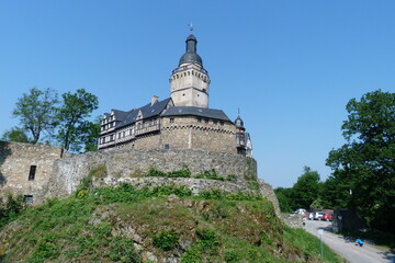 Fototapeta na wymiar Burgmauern und Turm der Burg Falkenstein in Sachsen-Anhalt im Harzvorland
