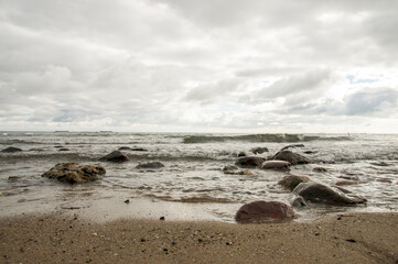Kamienista plaża nad morzem Bałtyckim