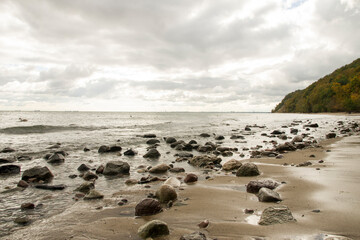 Kamienisty brzeg nad morzem Bałtyckim - obrazy, fototapety, plakaty