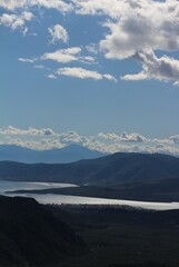 Obraz premium Seaside Serenity: Landscape Shot of Valley Embracing the Sea