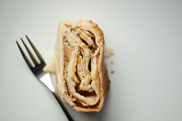  Gluten-free apple strudel with quark filling, sugar-free, with coconut blossom sugar and maple syrup
