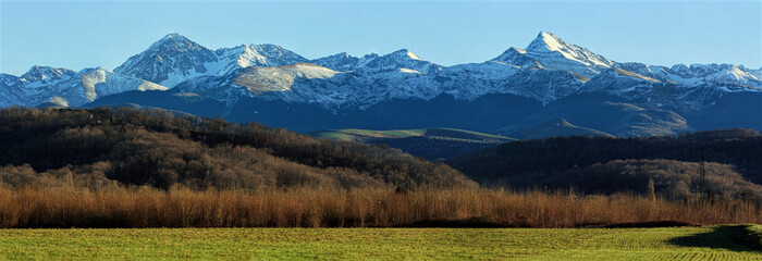 Panoramique des Pyrénées avec le Pic du Midi et le Montaigu