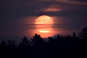 Vollmond hinter einem Wolkenschleier