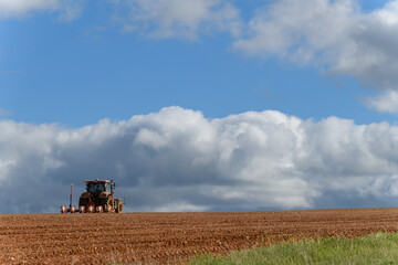 Fototapeta premium TRACTOR REALIZANDO TRABAJOS EN EL CAMPO