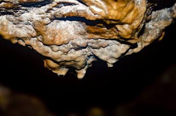 Estalactitas en formaci&oacute;n dentro de una cueva