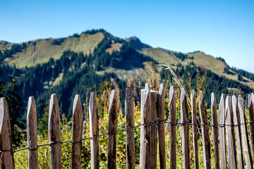 Ein Zaun in den Bergen mit Ausblick