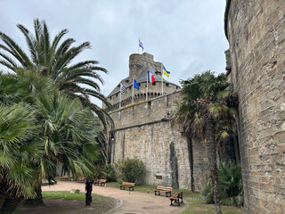 Vue sur la fortification de saint Malo avec drapeaux - obrazy, fototapety, plakaty