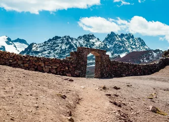 Fototapete Vinicunca Stunning stone gate that marks the border between the Red Valley (valle rojo) and Vinicuca complex, Cusco region, Peru