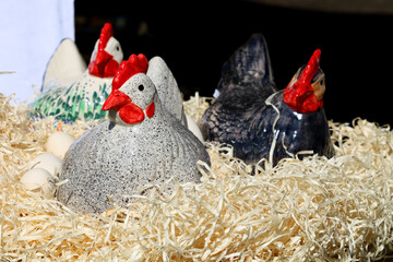 Kura siedzi w gnieździe na jajkach.  - obrazy, fototapety, plakaty
