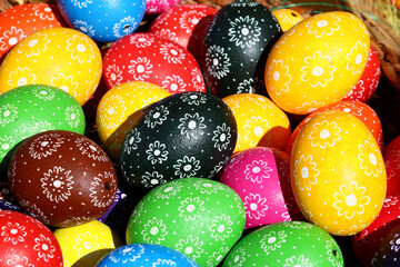 Jaja wielkanocne kolorowe pisanki w koszyku wiklinowym.  - obrazy, fototapety, plakaty