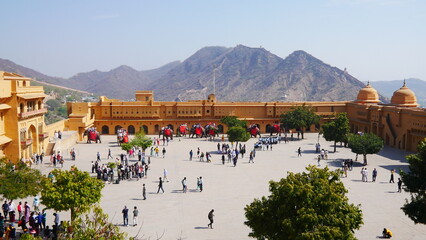 Visite du fort Amber et de son architecture imposante indienne, avec pas mal de touristes et de...