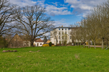 Schloss Lützschena mit Park am Fluss Weiße Elster, Leipzig Lützschena, Sachsen, Deutschland