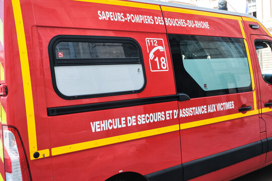 un camion rouge sapeurs pompiers avec le numero d'urgence 18 inscrit dessus