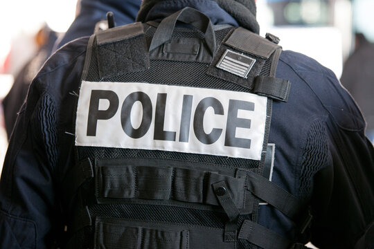 Un policier non reconnaissable de dos en patrouille à Marseille