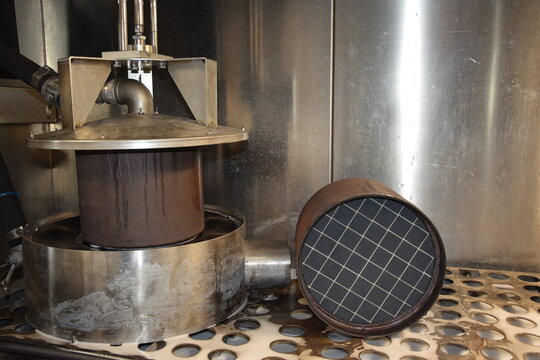 Truck DPF cleaning, FAP, Diesel Particulate Filter, clean filter DPF from truck.