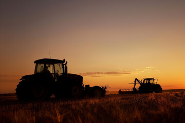 Fototapeta premium Harvest Silhouette at Sunset