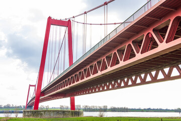Die Rheinbrücke Emmerich ist mit 803 m die längste Hängebrücke Deutschlands und hat mit 500 m die größte Stützweite einer Brücke in Deutschland. - 767387751