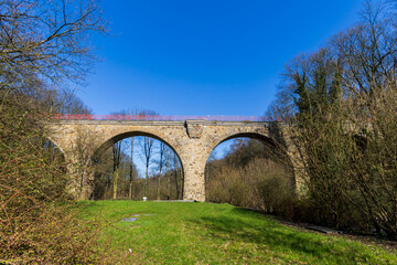 Die ehemalige Eisenbahnbrücke über der Ruhrtalstrasse bei Heiligenhaius.  Jetzige Nutung als Radweg. - 767388338