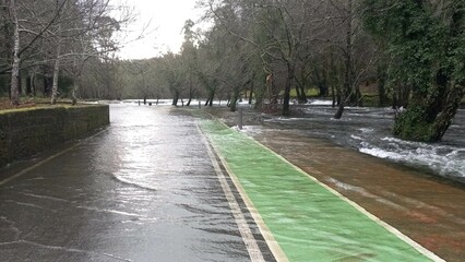 Río Verdugo desbordado a su paso por Ponte Caldelas, Galicia