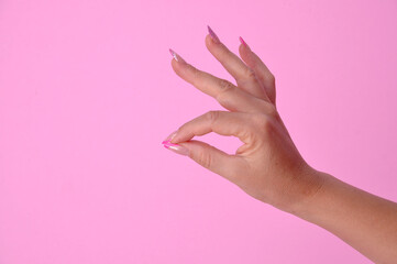 mão feminina com alongamento em fibra de vidro nas unhas