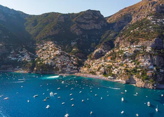 Cercles muraux Plage de Positano, côte amalfitaine, Italie blue water color, beach with umbrellas and sunbeds. city and houses on rocks. many boats on the water. summer vacation in Positano. View of the city, the beach, and the sea from above.