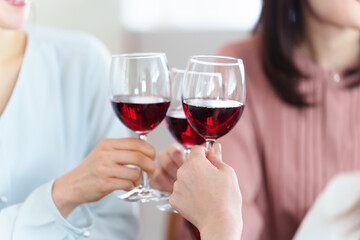 ワインで乾杯をする女性の手元