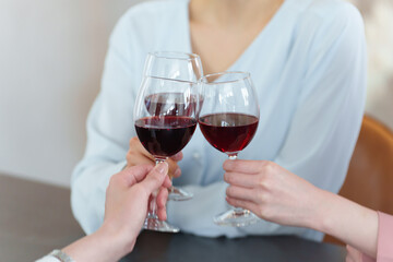 ワインで乾杯をする女性の手元