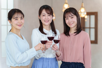 パーティーで乾杯をする女性