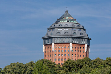 Der Schanzenturm, ein ehemaliger Wasserturm im Stadtteil Sternschanze in Hamburg, heute ein Hotel. - obrazy, fototapety, plakaty