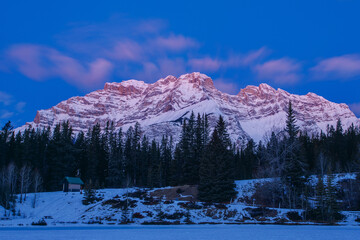 Sunrise over eastern ridge of Cascade Mountain in the Winter at Banff National Park, Alberta, Canada - obrazy, fototapety, plakaty