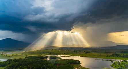 にわか雨が止み、日光が差し込む景色