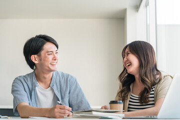 Obraz premium 大学・学校で楽しい講義を受ける大学生（高校生・学生・塾・予備校） 