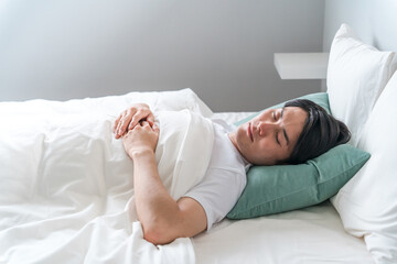 寝室で良質な睡眠・熟睡・快眠する男性（睡眠・眠る・昼寝）
