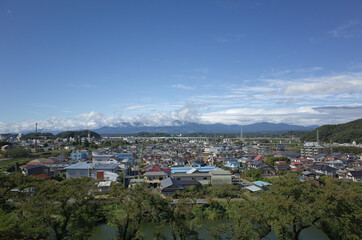 福島県白河市全景。遠くには那須連山、そして新幹線が走る。