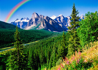 カナディアンロッキーの山々にかかる虹