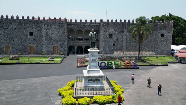 Movimiento circular (&oacute;rbita) mostrando una escultura contempor&aacute;nea y el centro hist&oacute;rico de Cuernavaca, M&eacute;xico.