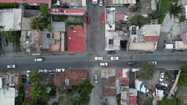 Movimiento de veh&iacute;culos en una carreter en M&eacute;xico, capturado por un dron.
