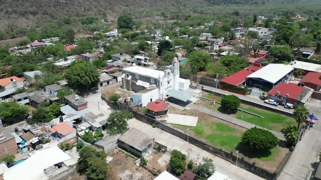 Detalles arquitect&oacute;nicos coloniales de una iglesia en un pueblo de Morelos capturados por un dron en &oacute;rbita.