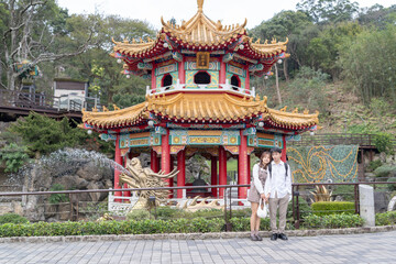 A young Taiwanese male and female couple in their 20s are in the Chinese garden of Maokong, a tourist destination in Taiwan.20代の若い台湾人の男女カップルが台湾の観光地である猫空の中国庭園にいる 