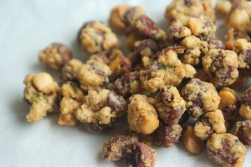 A delicious Indonesian peanut snack. Egg Nuts are nuts wrapped in wheat flour, eggs and ground spices, fried, with a curly texture, with a crunchy, crunchy and tasty taste.