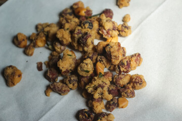 A delicious Indonesian peanut snack. Egg Nuts are nuts wrapped in wheat flour, eggs and ground spices, fried, with a curly texture, with a crunchy, crunchy and tasty taste.