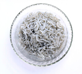 テーブルに置いたシラス、釜揚げシラス、ちりめんじゃこ、釜揚げしらす